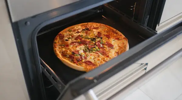 Jak piec pizzę w domu? Poradnik, by smakowała jak z pizzerii!