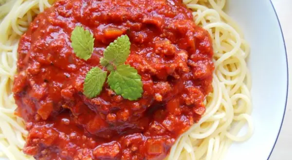 Perfekcyjne spaghetti z sosem mięsnym: przepis, który zawsze się udaje