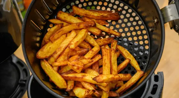Chrupiące frytki jak z restauracji? Czas i temperatura smażenia!