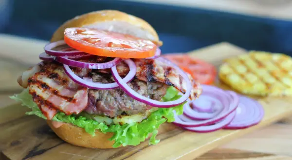 Jak zrobić idealne hamburgery? Przepis mistrzów krok po kroku