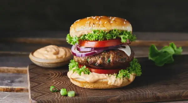 Ile smażyć burgera? Perfekcyjnie soczysty krok po kroku