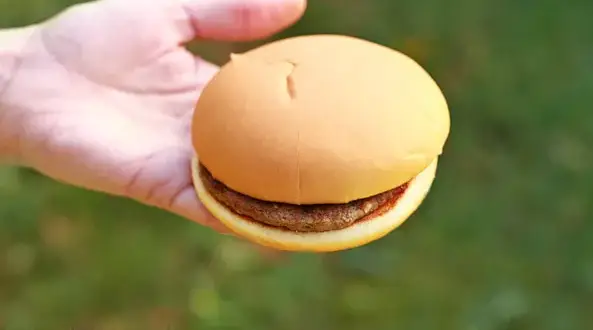 Hamburger McDonald's: 258 kcal! Sprawdź kalorie innych burgerów