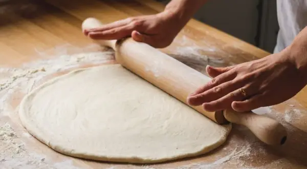 Pizza jak z Włoch: cienkie ciasto bez wałka. Przepis i triki