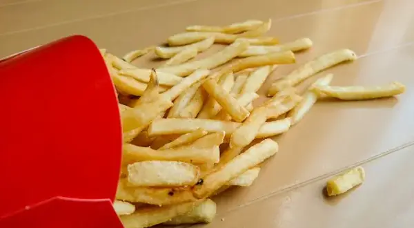 Ile ważą średnie frytki McDonald's? Dokładna waga i kalorie!