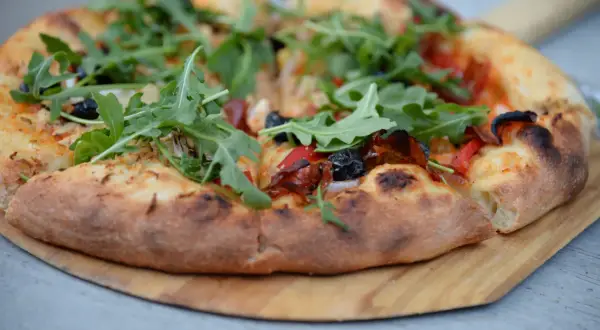 Idealne ciasto na pizzę: przepis krok po kroku. Zrób to sam!