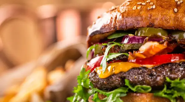 Co do hamburgera? Poznaj sekrety idealnych dodatków i sosów!