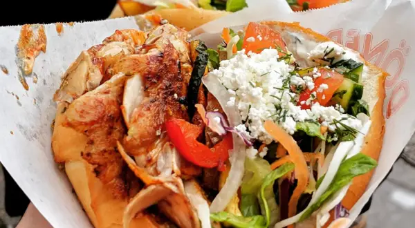 Kebab w cieście z kurczakiem, warzywami i serem feta.