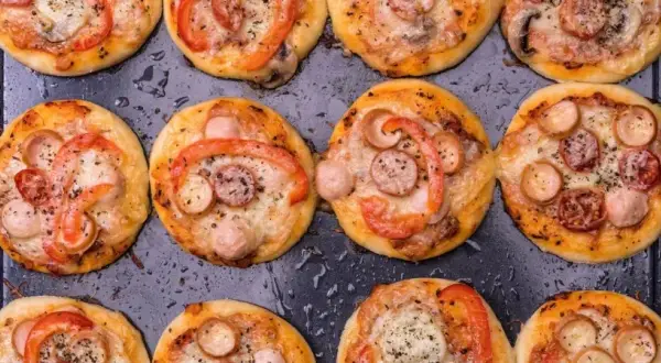 Mini pizze krok po kroku: Idealne na imprezę i dla dzieci!