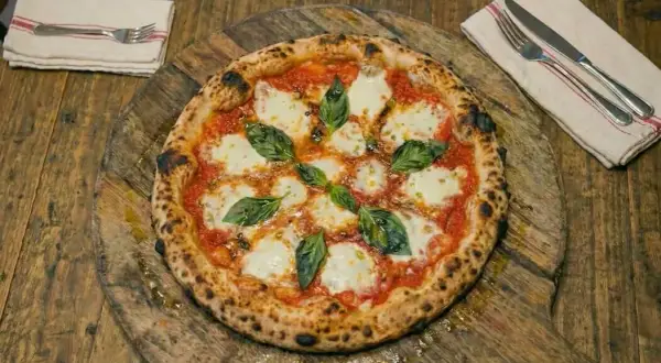 Idealny spód do pizzy krok po kroku. Lepszy niż z pizzerii!