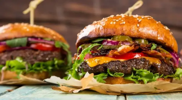 Dzień Hamburgera: 28 maja! Jak świętować i zrobić idealnego burgera?