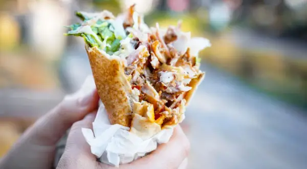 Ile kcal ma mały kebab? Poznaj sekrety lżejszej wersji!