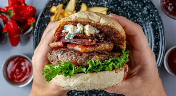 Pyszny domowy burger z serem pleśniowym i boczkiem. Idealny przepis na to, jak zrobić domowe burgery, które zachwycą każdego.