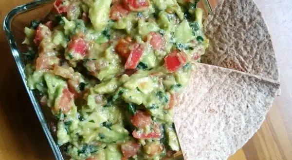 Jak zrobić guacamole z pomidorem? Prosty przepis, który zawsze wychodzi!
