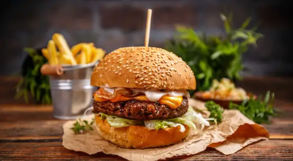Jak zrobić idealnego burgera w domu? Soczyste mięso gwarantowane!