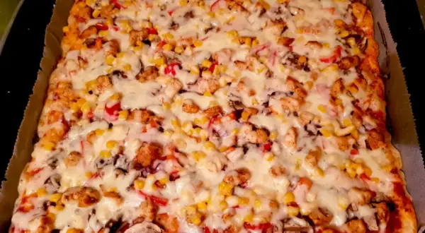 Domowa pizza idealna: przepis na ciasto, sos i pieczenie jak z pizzerii