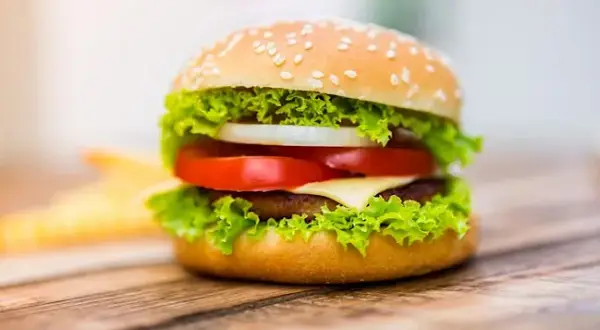Hamburger: Ile kalorii? Od fast-foodu po domowy pełny przewodnik