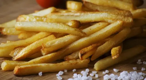 Sekret chrupiących frytek: Jak długo smażyć i w jakiej temp.?