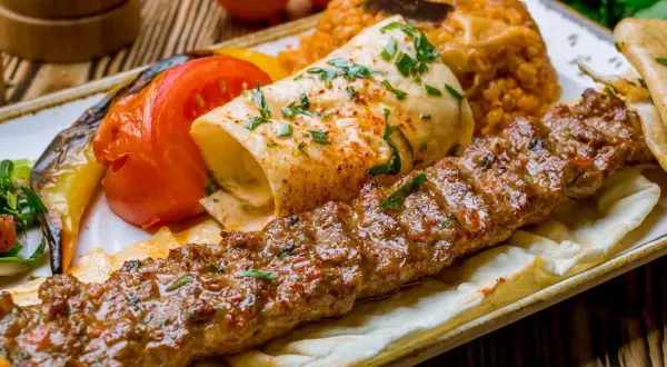 Kebab na cienkim cieście z grillowanymi warzywami i ryżem.