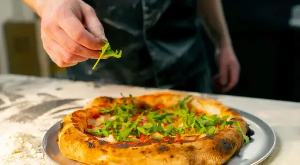 Jak zrobić włoską pizzę? Sekret chrupiącego spodu i puszystych brzegów
