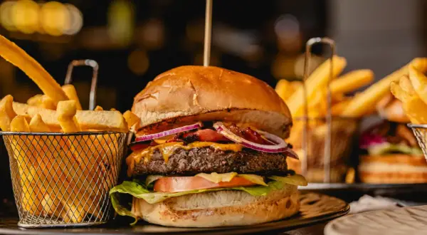 Co znajdziesz w burgerze? Składniki, sekrety i Twój idealny smak