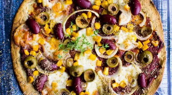 Pizza Capriciosa: 800-1200 kcal? Jak jeść ją fit i bez wyrzutów!