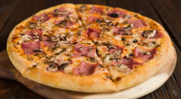 Duża pizza Domino's: 34 cm i 8 kawałków? Rozmiary i opłacalność!