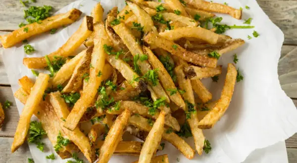 Czym przyprawić frytki z piekarnika? Sekrety chrupkości i smaku