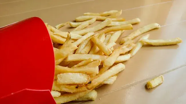 Ile ważą średnie frytki McDonald's? Dokładna waga i kalorie!