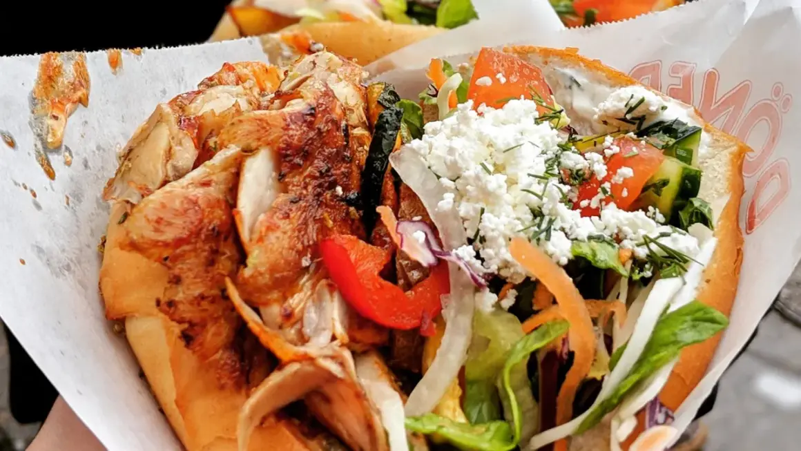 Kebab w cieście z kurczakiem, warzywami i serem feta.
