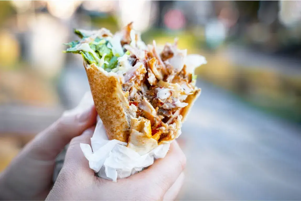 Ile kcal ma mały kebab? Poznaj sekrety lżejszej wersji!