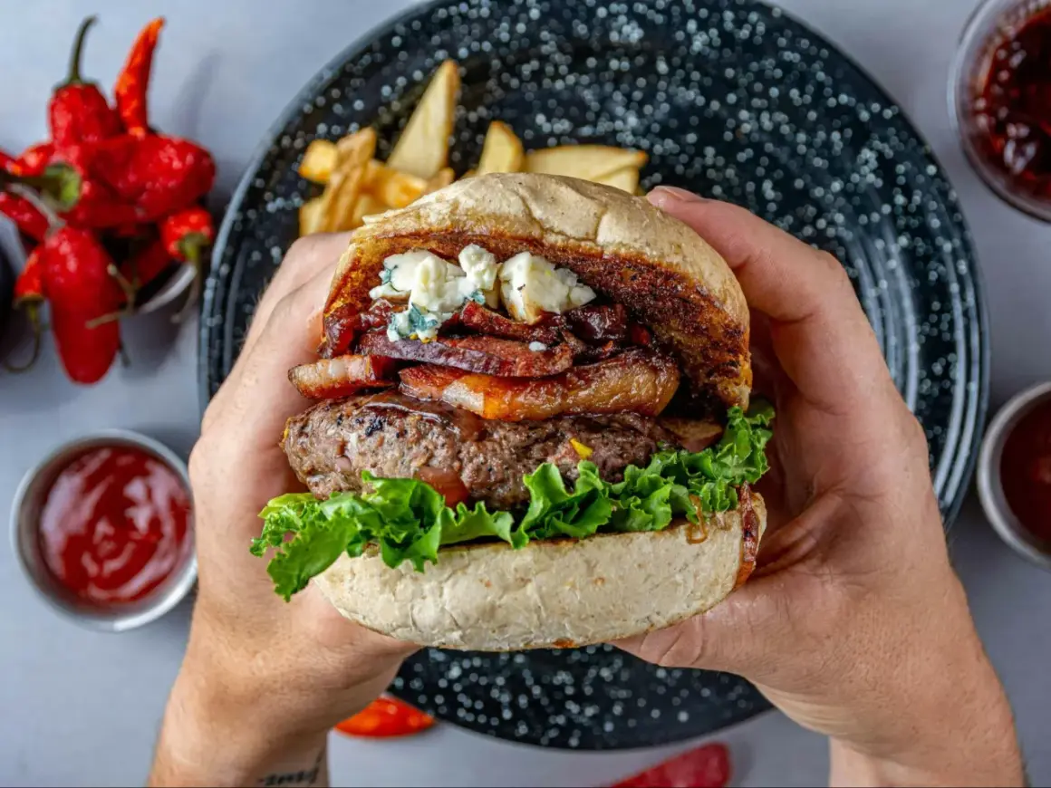 Pyszny domowy burger z serem pleśniowym i boczkiem. Idealny przepis na to, jak zrobić domowe burgery, które zachwycą każdego.