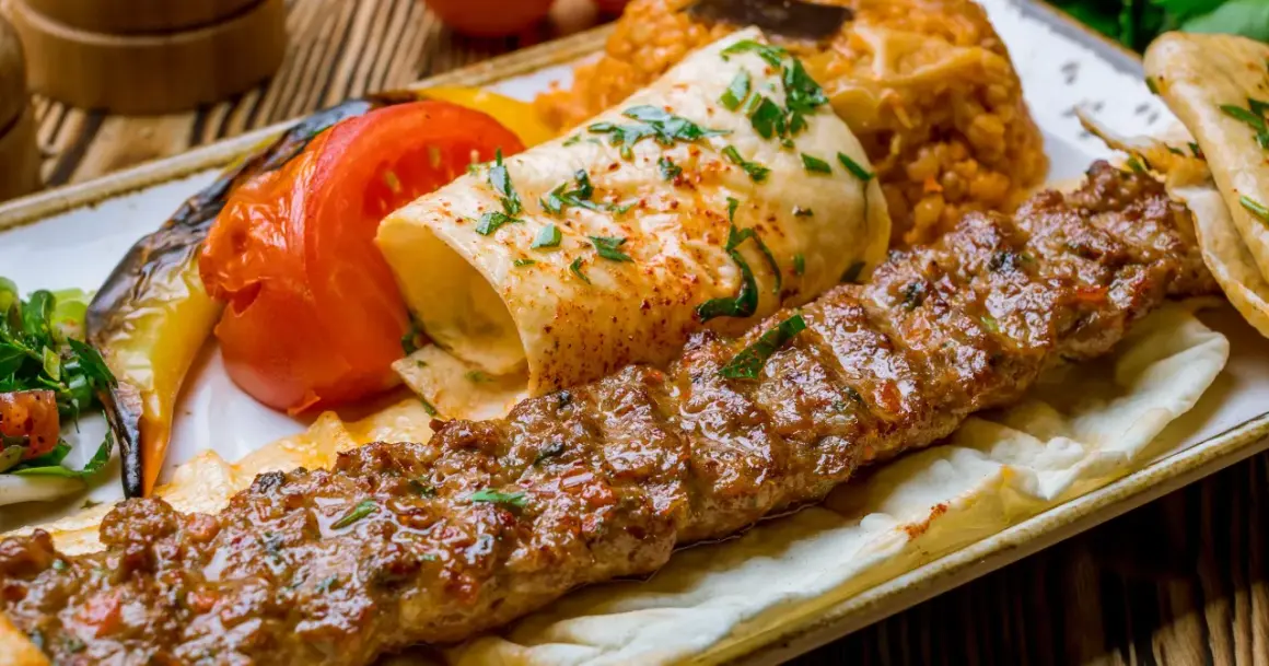 Kebab na cienkim cieście z grillowanymi warzywami i ryżem.