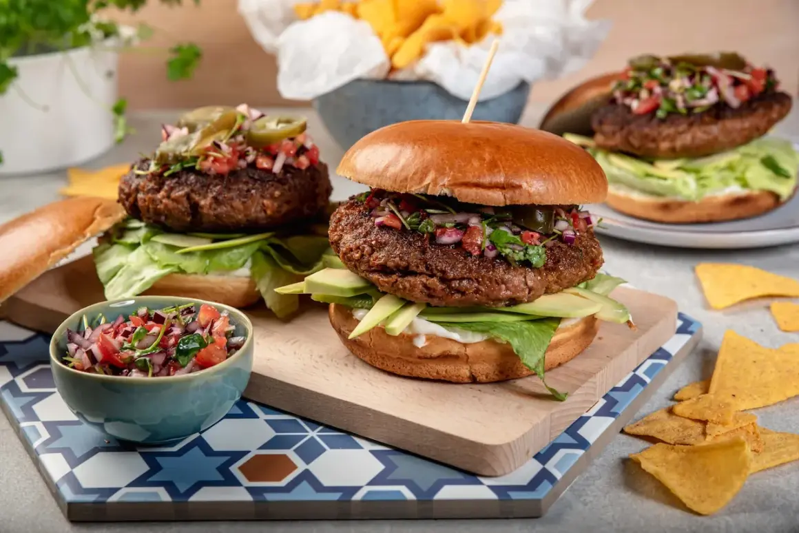 Z czym hamburgery? Odkryj 50+ dodatków od klasyki po egzotykę!