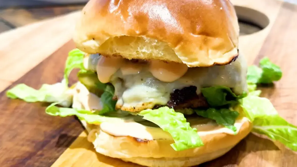 Jak usmażyć idealnego burgera w domu? Sekrety soczystości!