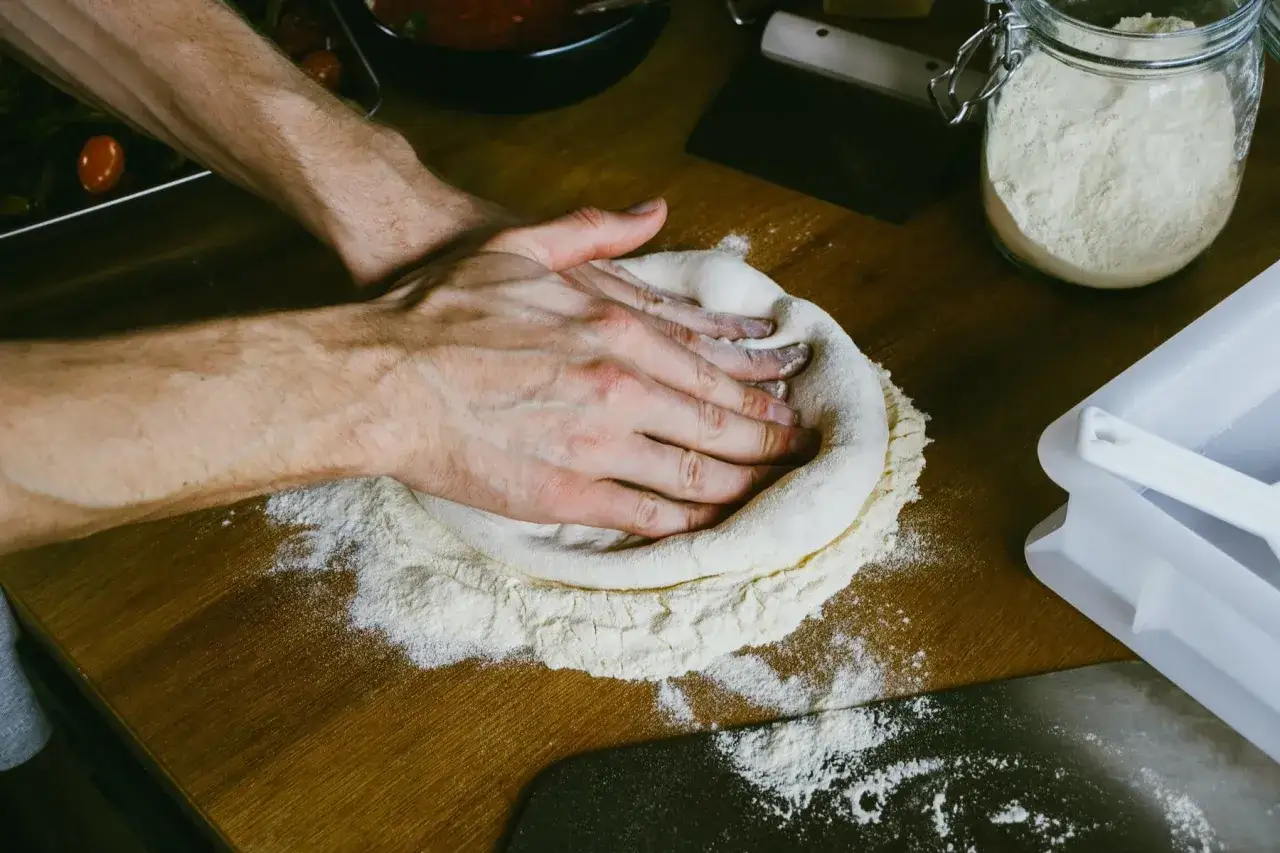 rozciąganie ciasta na pizzę ręcznie