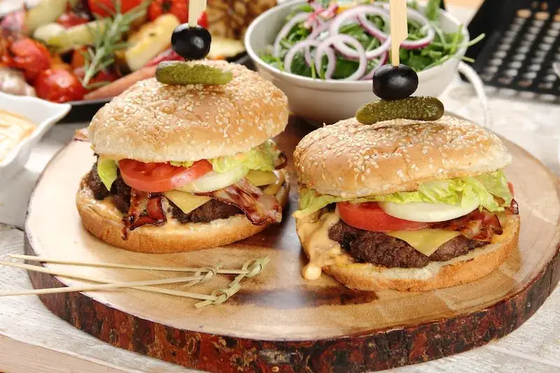 klasyczny burger wołowy