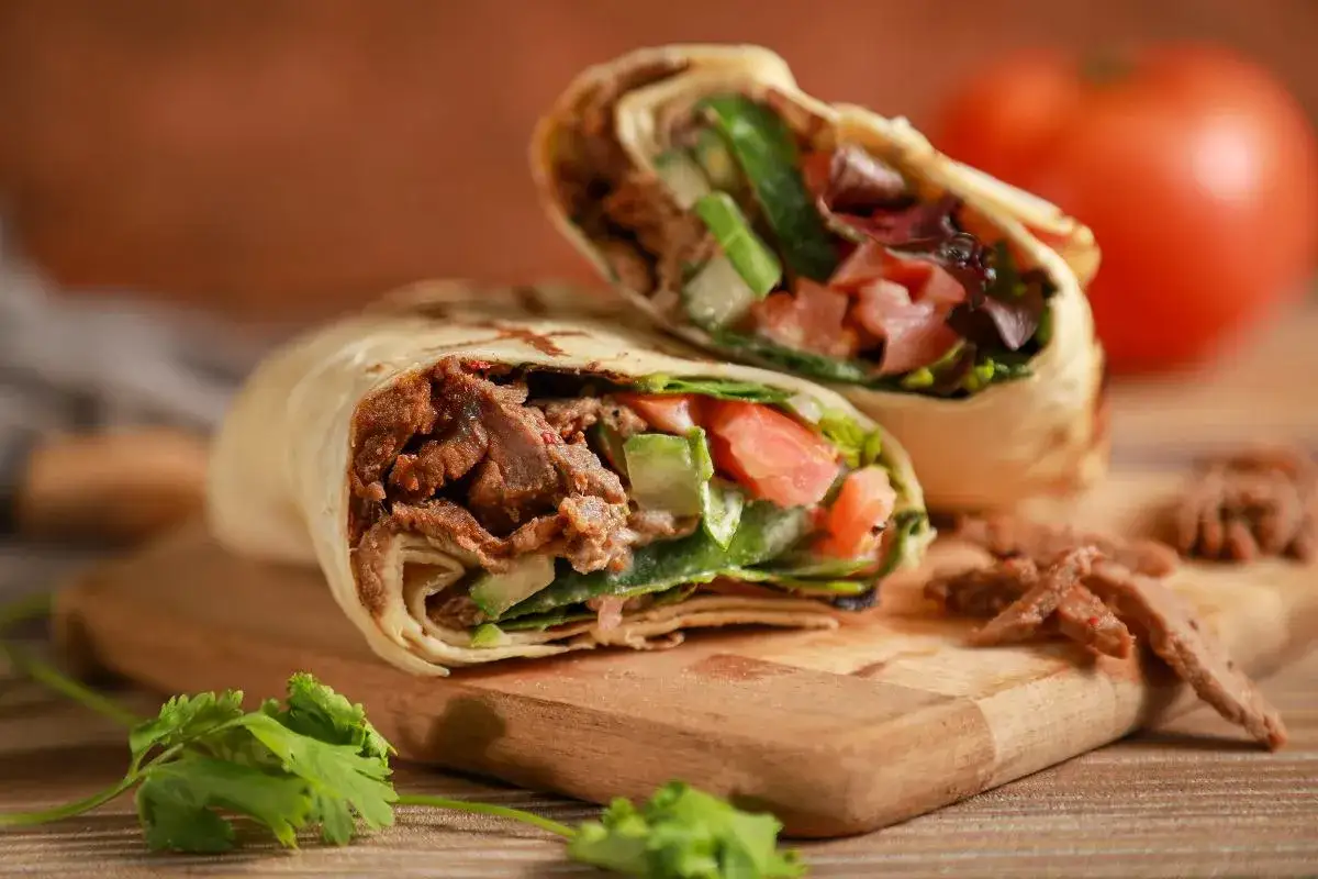 zdrowy kebab, kebab z dużą ilością warzyw