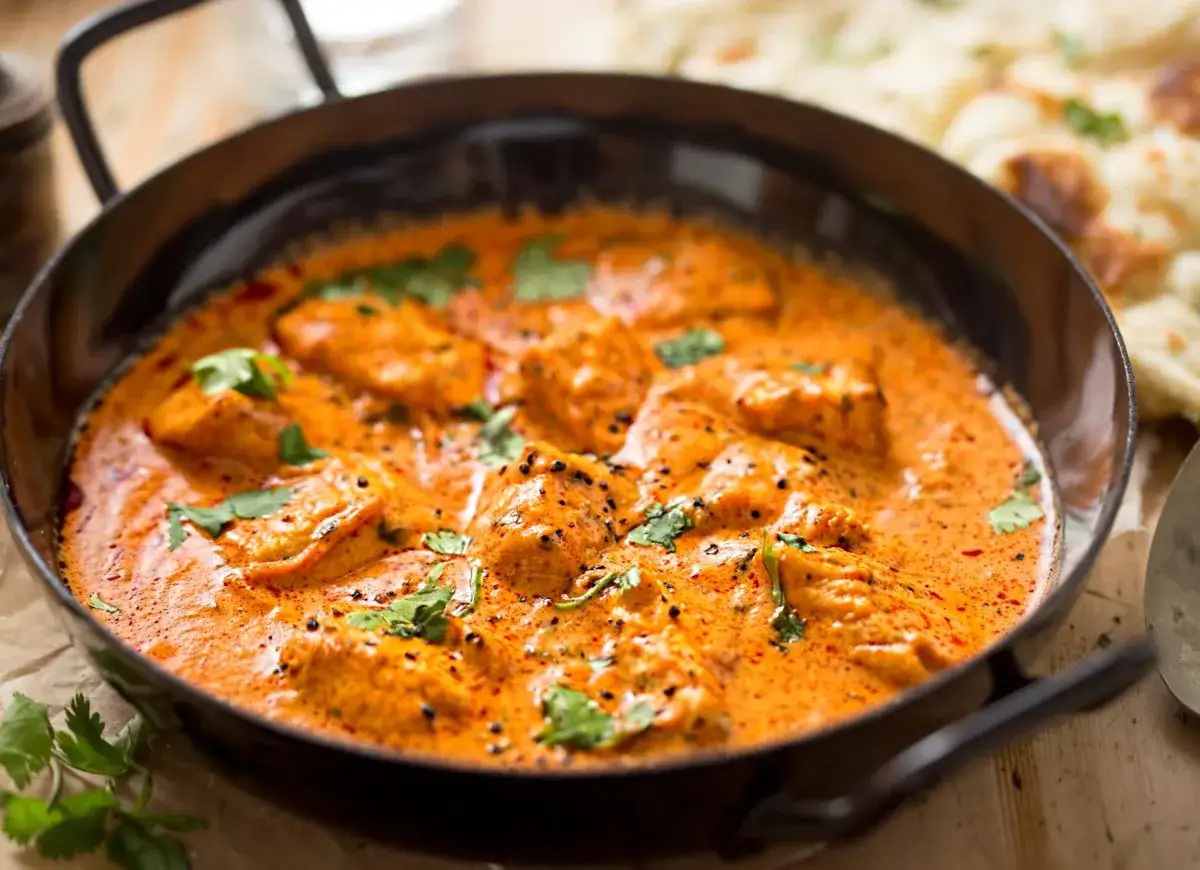 kurczak curry z ryżem i kolendrą