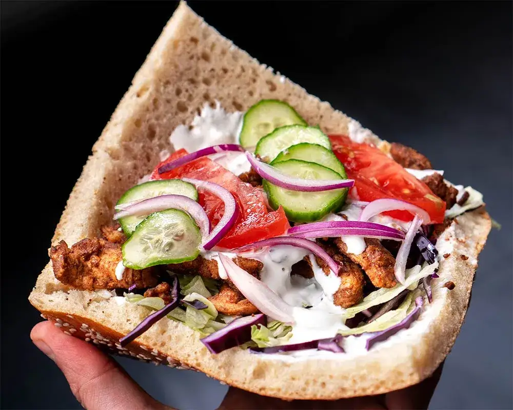 r&oacute;żne rodzaje kebab&oacute;w bułka rollo talerz
