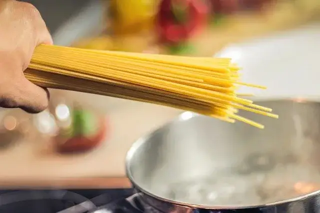 Makaron spaghetti gotujący się w garnku