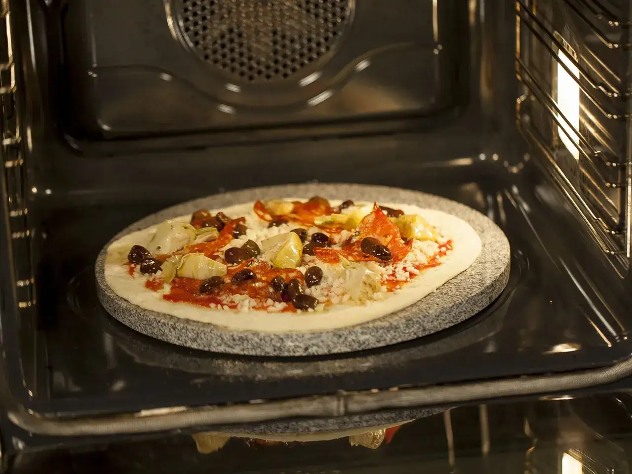 pizza w piekarniku kamień do pizzy