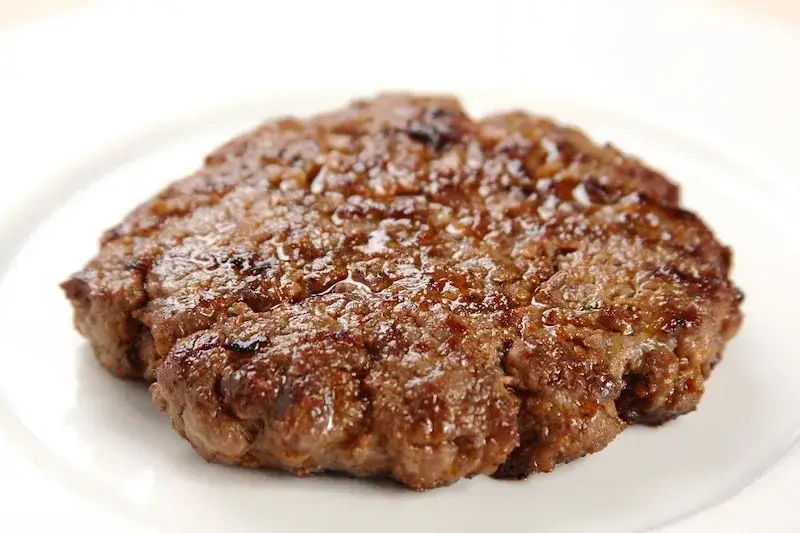 różne kawałki wołowiny na burgery