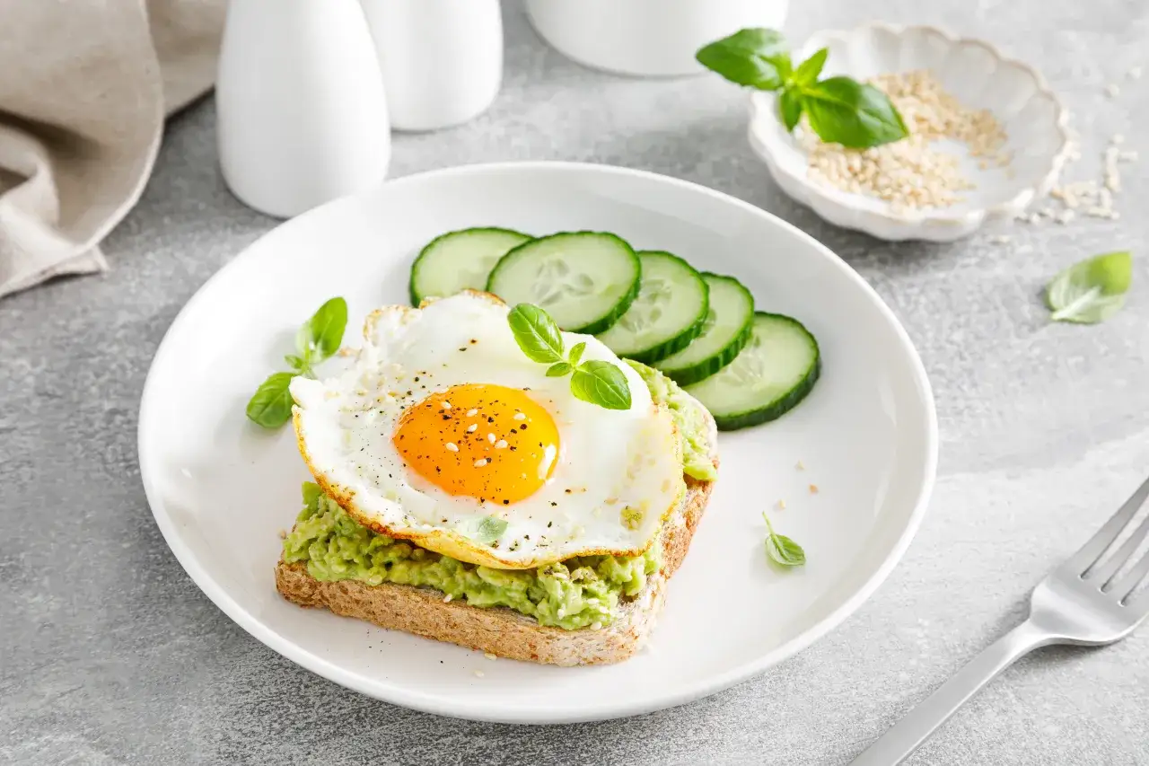 Tosty z guacamole i jajkiem sadzonym