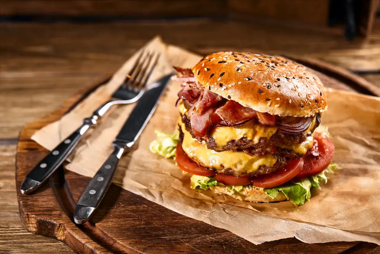 różne części wołowiny na burgery