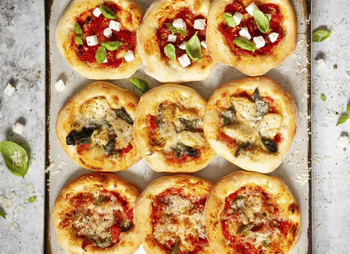 różnorodność przekąsek z ciasta na pizzę