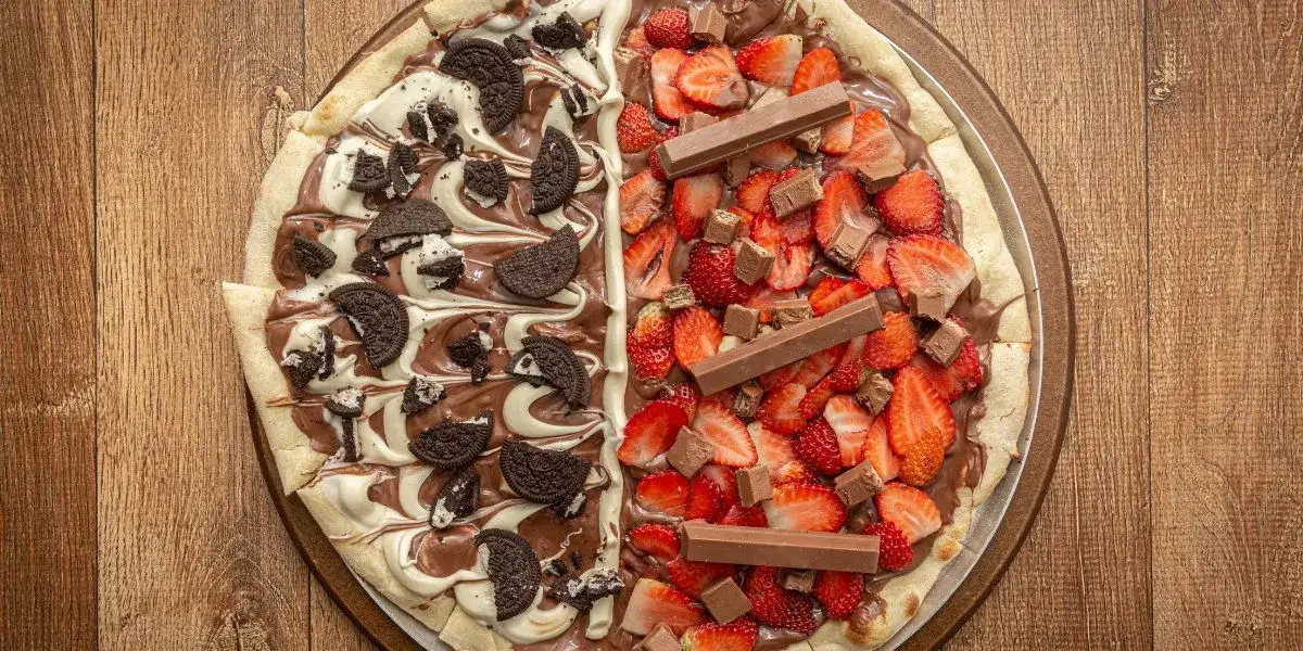 słodka pizza z owocami i cynamonki z ciasta na pizzę