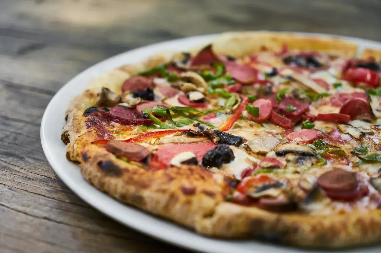 mrożona pizza z dodatkami świeżymi