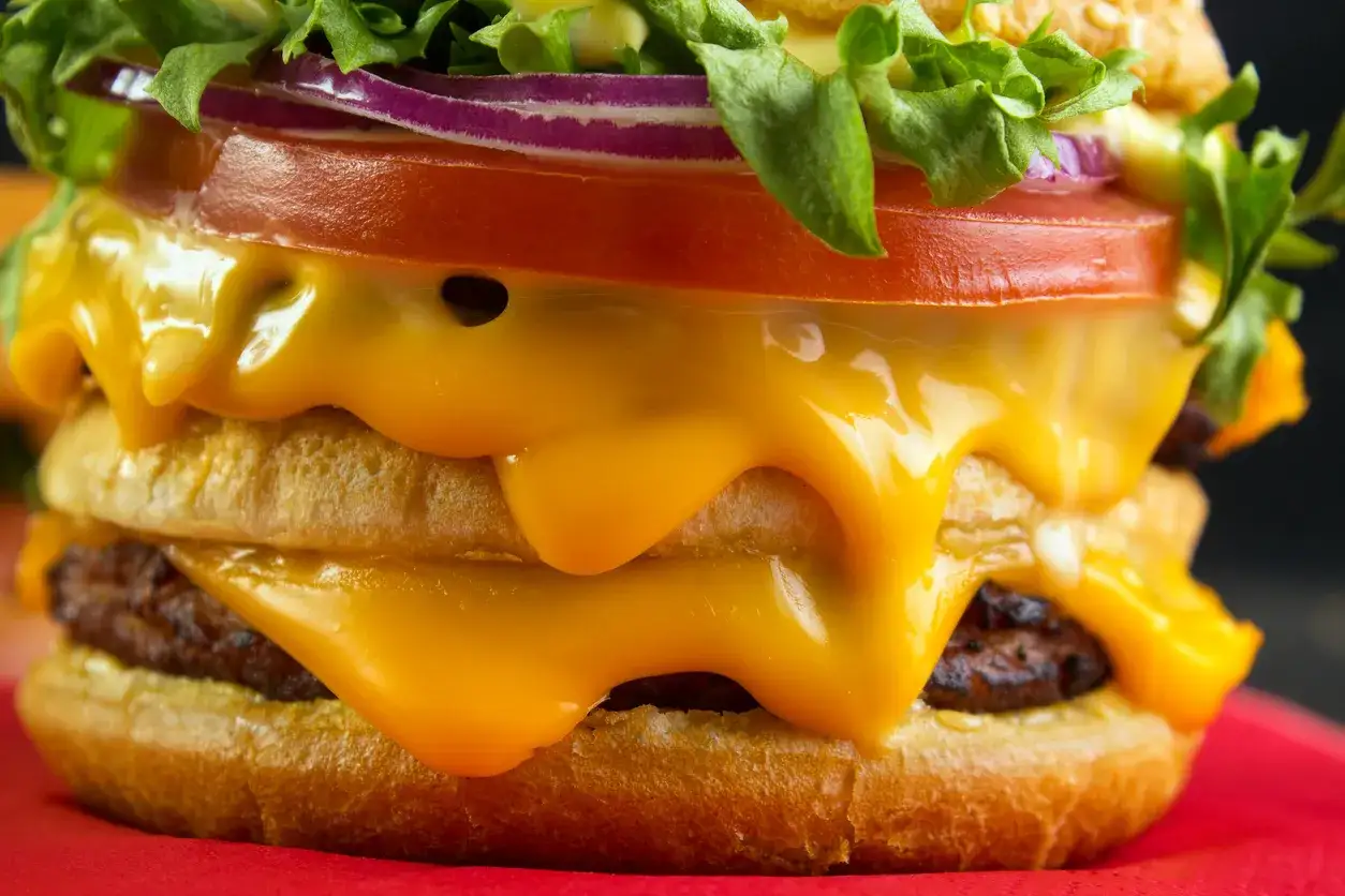 roztopiony ser cheddar na burgerze
