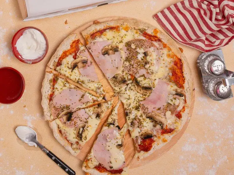 pizza capriciosa na talerzu z miarką