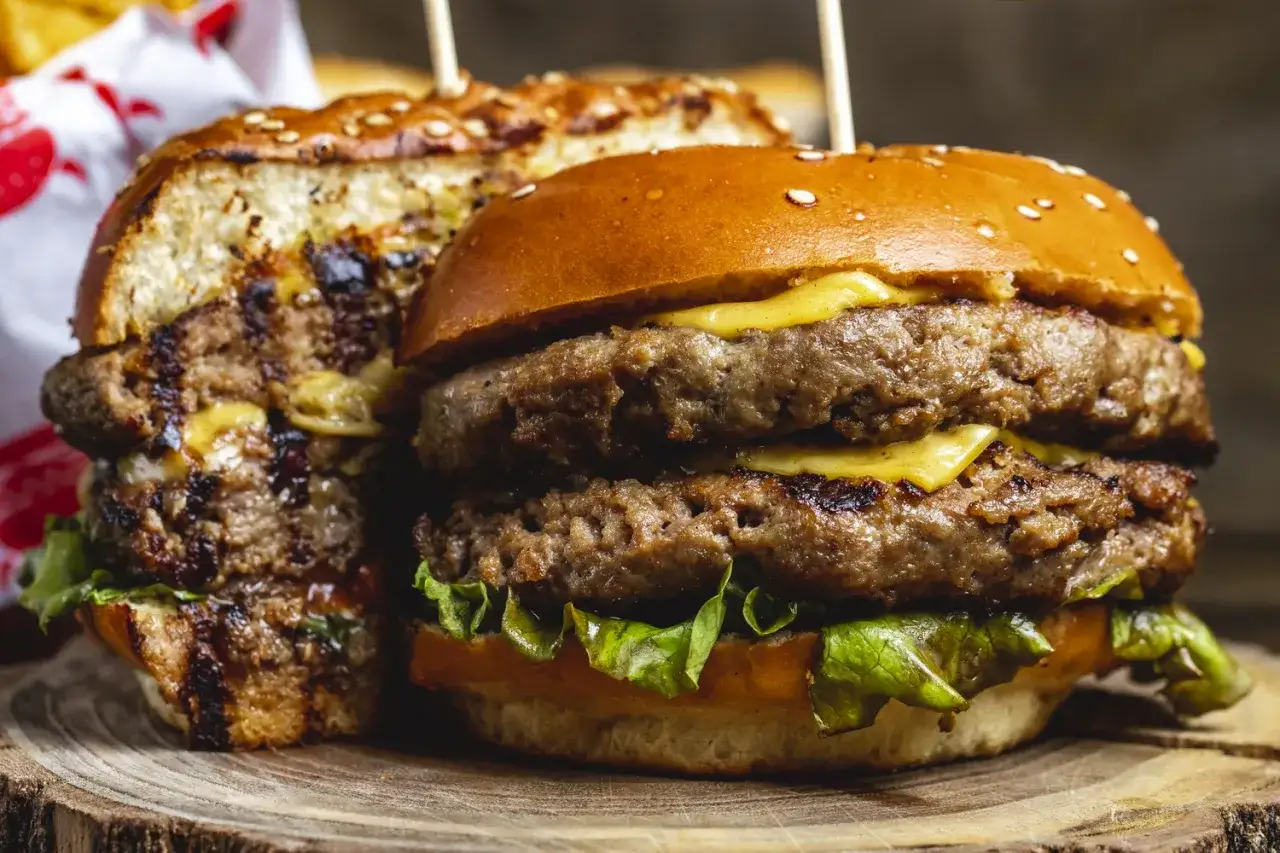 Burger wołowy z nietypowymi dodatkami